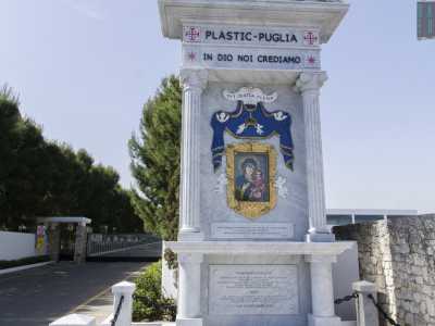 L�azienda si trova all�ingresso di Monopoli nord. E� facile notarla perch� all�ingresso, su una alta colonna in marmo si trova un�immagine della Madonna della Madia su cui campeggia la scritta �Plastic-Puglia� e sotto �in Dio noi crediamo�